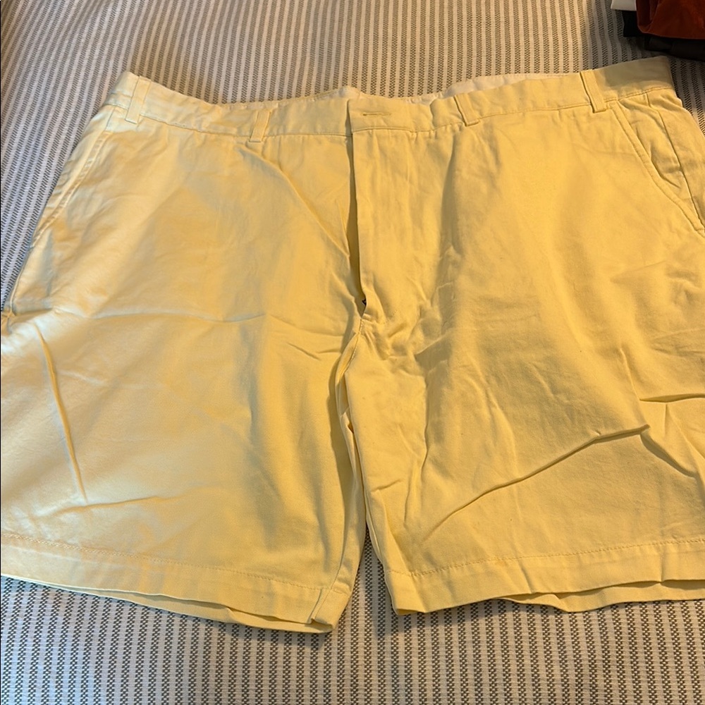 NWOT Roundtree & Yorke Men's Pale Yellow Flat Front Shorts 48 Washed Never Worn
